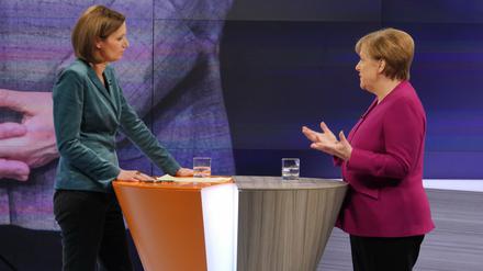 Bettina Schausten im Gespräch mit Bundeskanzlerin Angela Merkel in der ZDF-Sendung "Berlin direkt". 
