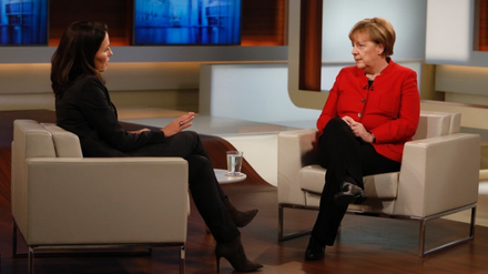 Bundeskanzlerin Angela Merkel (CDU, rechts) im Interview mit Anne Will