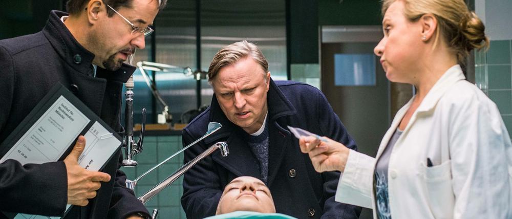 Mit 13,13 Millionen Zuschauern stellte die "Tatort"-Folge "Mord ist die beste Medizin" mit Jan Josef Liefers (li.) und Axel Prahl einen neuen Quotenrekord auf.