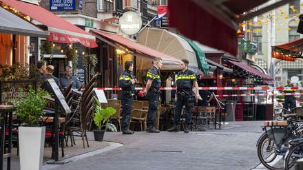 Polizisten ermitteln nach der Tat im letzten Jahr im Leidseplein im Zentrum von Amsterdam. 