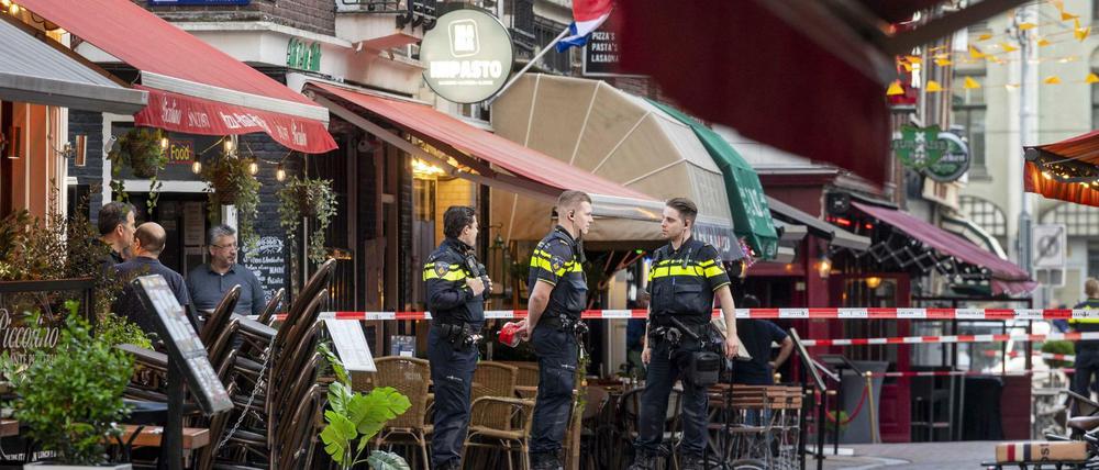 Polizisten ermitteln nach der Tat im letzten Jahr im Leidseplein im Zentrum von Amsterdam. 