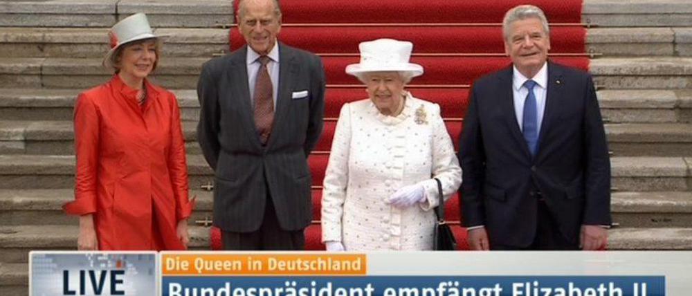 Auf Bilder wie dieses haben die TV-Zuschauer gewartet: Queen Elizabeth II. beim Empfang durch Bundespräsident Gauck.