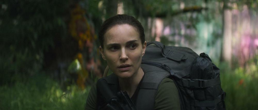 Auf den Spuren ihres Mannes. Die Biologin Lena (Natalie Portman) geht mit vier Wissenschaftlerinnen auf Erkundungstour in einen seltsam schimmernden Wald. Sie findet eine mysteriöse Parallelwelt vor mit seltsamen Mutationen bei Tieren und Pflanzen.