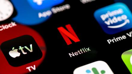 Die Streaminganbieter Netflix, Apple TV und Amazon Prime auf einem Handy Display.