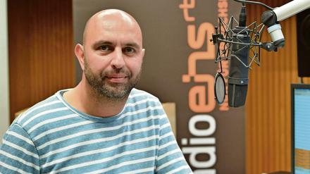 Serdar Somuncu ist seit September 2016 regelmäßig sonntags auf Radioeins zu hören. Seine Sendung »Die Blaue Stunde« läuft jeweils von 16 bis 18 Uhr.