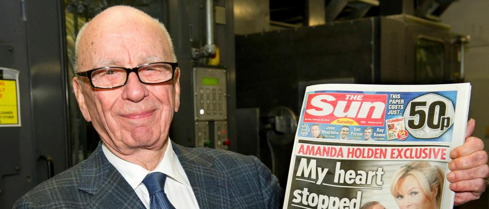 Mediengigant Rupert Murdoch mit einem Exemplar der "Sun".