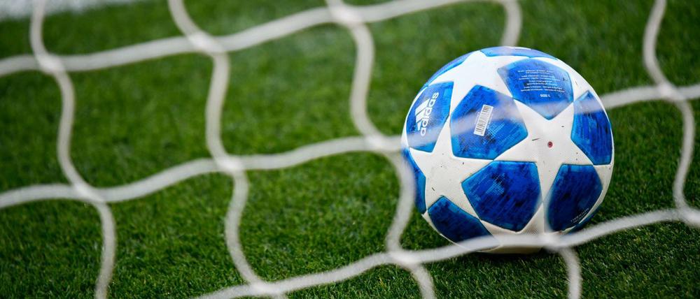 Liegt der Champions-League-Ball im falschen Tor? Das Bundeskartellamt ermittelt gegen Sky uns Dazn.