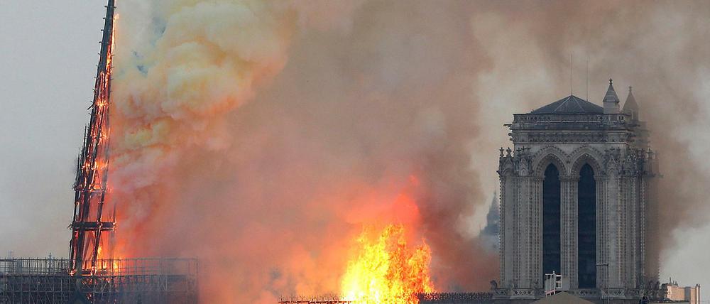 Flammen und Rauch steigen am Montagabend aus der Pariser Kathedrale Notre-Dame auf. Der US-Nachrichtensender CNN war auf Dauersendung, ARD und ZDF beschränkten sich auf die Nachrichten.