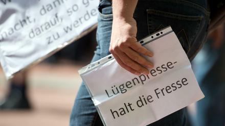 Bei Pegida-Demonstrationen mittlerweile Standard: Plakate mit der Aufschrift "Lügenpresse halt die Fresse". 