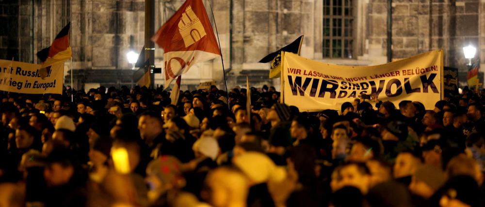 Die Pegida-Demonstranten empfinden sich als Sprachrohr des Volkes, gegenüber den Medien hegen sie tiefes Misstrauen.