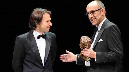 René Pfister (l.) erhielt am Freitag aus den Händen von Geo-Chefredakteur Peter-Matthias Gaede den Preis für die beste Reportage während der Verleihung des Henri-Nannen-Preises.