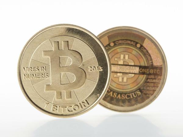 Bitcoin ist eine digitale Währung - sie braucht keine Münzen. Der Amerikaner Mike Caldwell hat trotzdem welche prägen lassen. Auf jeder der Münzen ist ein Bitcoin-Code gespeichert, sie lassen sich also in eine virtuelle Bitcoin-Börse hochladen.