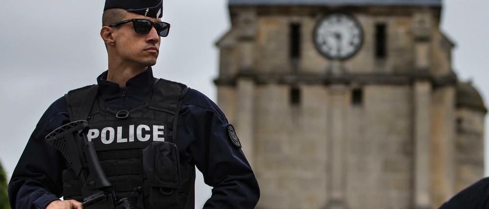 Frankreich kommt nicht zur Ruhe: In einer Kirche in der Normandie hatten zwei Angreifer Geiseln genommen, einen Priester töteten sie. Die Terrormiliz IS reklamierte die Bluttat für sich. 