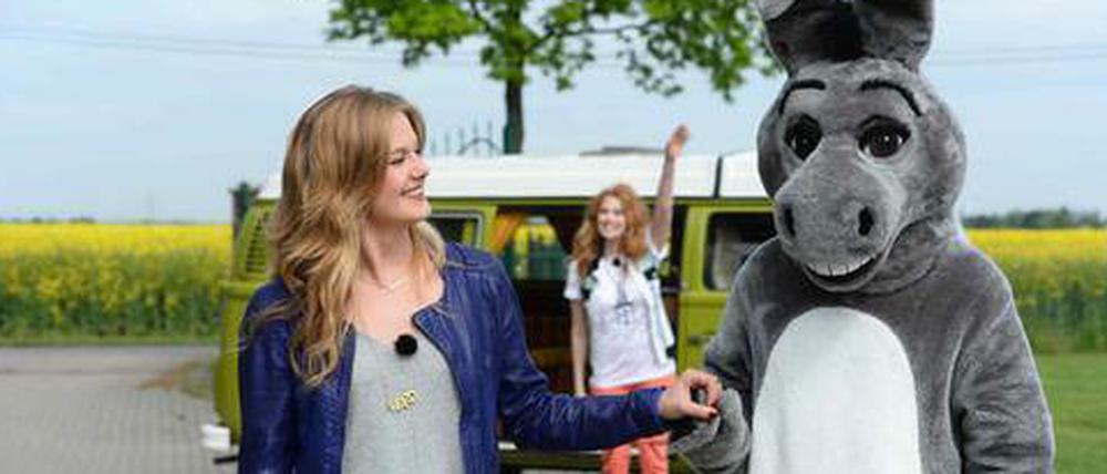 Unter Anleitung von Palina Rojinski (im Hintergrund) wird geflirtet - im Eselskostüm. 