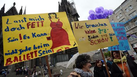 Schön ist anders. Frauen-Protest vor dem Kölner Dom gegen "GNTM"