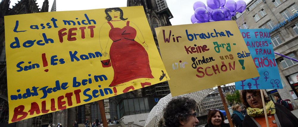 Schön ist anders. Frauen-Protest vor dem Kölner Dom gegen "GNTM"