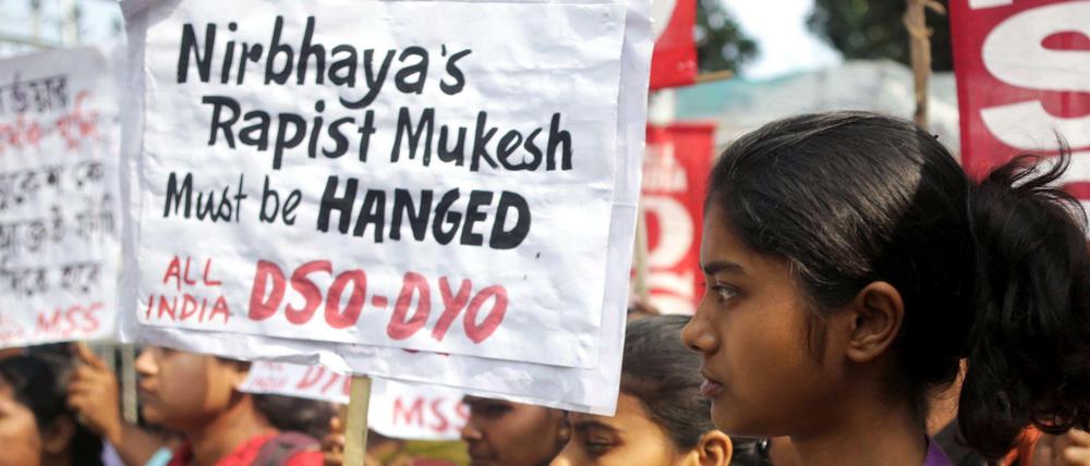 Demontratinnen fordern die Todesstrafe für die Vergewaltiger der Studentin