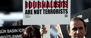 Türkische Journalisten demonstrieren für inhaftierte Kollegen. Archivbild von 2013.