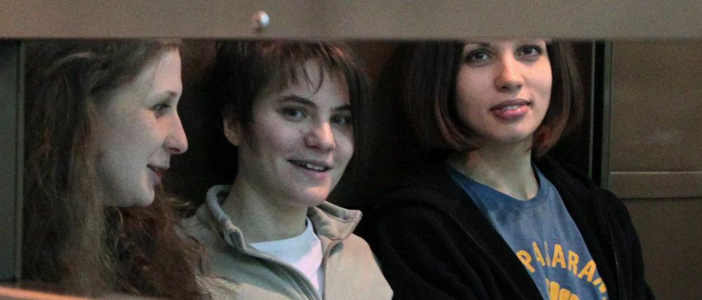 Die Mitglieder der russichen Punk Band Pussy Riot: Maria Aljochina (v.l.), Jekaterina Samuzewitsch und Nadeschda Tolokonnikowa. 