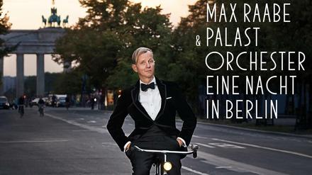 Radelt im Film Unter den Linden entlang: Max Raabe.