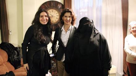 RTL-Reporterin Antonia Rados (M.) mit zwei Schwestern, die nicht unterschiedlicher sein könnten: Dina (l.), ist Ägyptens bekannteste Bauchtänzerin. , Rita ist Salafistin.  