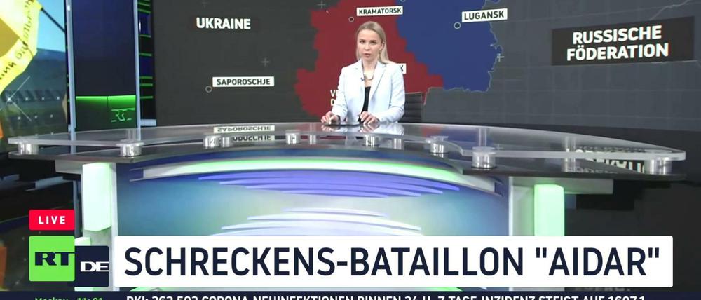 Trotz Verbot weiter auf Sendung: die deutschsprachige Ausgabe von Russia Today, die am 16. März 2022 über ein angebliches Gefangenenlager des ukrainischen "Schreckens-Bataillons Aidar" berichtete. 