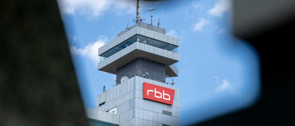 Das Logo des öffentlichen Senders Rundfunk Berlin-Brandenburg (RBB) an der Fassade am Sitz des Senders. 