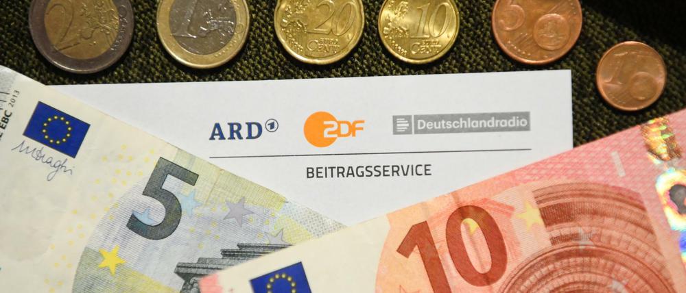 Der Rundfunkbeitrag, den Haushalte in Deutschland zahlen, sollte zum 1. Januar 2021 von monatlich 17,50 Euro auf 18,36 Euro steigen. Doch dazu kommt es nun wohl vorerst nicht. 