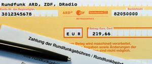 Der Rundfunkbeitrag sinkt zum 1. April von 17.98 auf 17.50 Euro