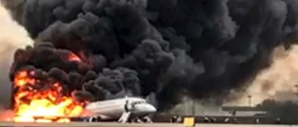 Dieses Videostandbild des Russischen Untersuchungsausschusses zeigt die brennende Maschine des Typs Suchoi Superjet-100 auf dem Moskauer Flughafen Scheremetjewo am 5. Mai. Nach dem Brand eines russischen Passagierjets mit 41 Toten suchen die Ermittler weiter nach der genauen Unfallursache.