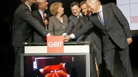 Schalten sie gerade das Internet ab? Frankreichs Präsident Nicolas Sarkozy zu Besuch auf der Cebit in Hannover.