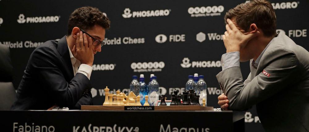 London: Schach-Weltmeisterschaft, Carlsen (Norwegen, re.) - Caruana (USA). Im Fernsehen kriegt man davon nichts mit.