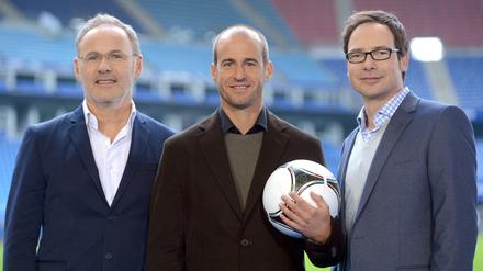 Der ARD-Moderator Reinhold Beckmann (l-r), ARD-Fußballexperte Mehmet Scholl und ARD-Moderator Matthias Opdenhövel.
