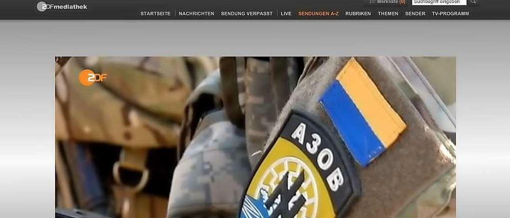 Asow-Kämpfer in den "heute"-Nachrichten vom Montag um 19 Uhr - die Symbole des Bataillons sollen Wehrhaftigkeit demonstrieren