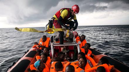 Die Seenotrettung im Mittelmeer ist ein Thema, das die Medien häufig beschäftigt. Viele Berliner meinen jedoch, es werde zu viel über Geflüchtete berichtet. 