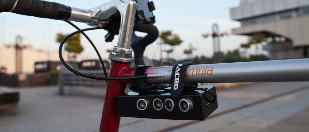 An der Stange. So sieht der Radmesser-Sensor zusammen mit dem Smartphone am Fahrrad aus.