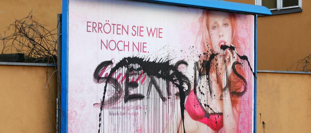 Sexistische Werbung mit Protest-Graffito.
