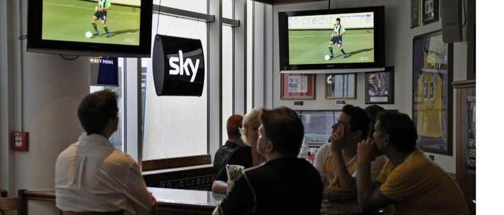 Fußball in der Kneipe - bald ein Ausnahmezustand in Berlin? Viele Wirte sind über die aktuelle Preiserhöhung des Bezahlsenders Sky empört.