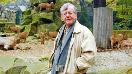 Der Satiriker und Autor Herbert Feuerstein ist im Alter von 83 Jahren gestorben. Das Bild zeigt ihn bei einem Besuch im Berliner Zoologischen Garten. 
