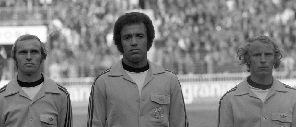 Schwarze Adler: Die deutsche Fußball-Nationalmannschaft 1975 beim Spiel gegen Griechenland mit Erwin Kostedde 