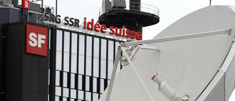 Ein System. Die Schweizerische Radio- und Fernsehgesellschaft finanziert sich wie ARD und ZDF über Gebühren.
