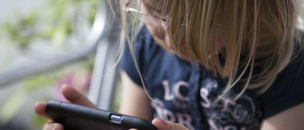 Einmal in die Hand genommen, fällt es auch Kindern schwer, das Smartphone wieder wegzulegen. Eltern sollten deshalb klare Regeln zur Nutzung vorgeben.