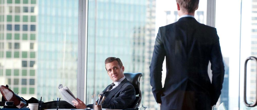 Machen Kleider Leute? Absolut, sagt Harvey Specter (Gabriel Macht, l.) und verpasst seinem neuen Kollegen Mike ross (Patrick J. Adams) einen Maßanzug. 