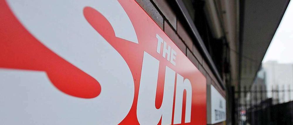 Die britische Polizei hat fünf Reporter der "Sun" festgenommen.