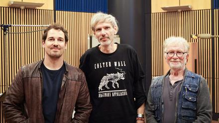 Der neue "Radio-Tatort" des RBB: Regisseur Kai Grehn (Mitte) mit seinen Sprechern Felix Kramer (links) und Hermann Beyer. 