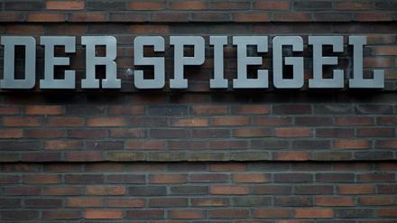 Das Logo des "Spiegel" an der Fassade des Redaktionsgebäudes in Hamburg.