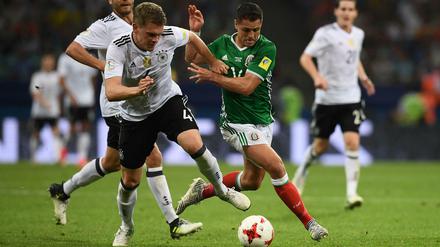 Zweikampf zwischen dem mexikanischen Stürmer Javier Hernandez und Verteidiger Matthias Ginter. 
