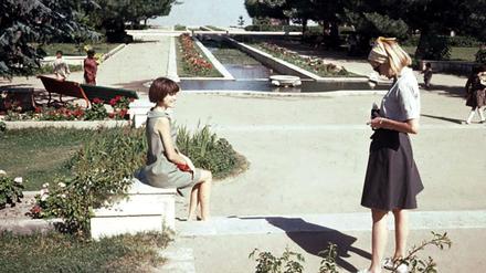 Kabul in den 1960er Jahren. Zwei Frauen in den Paghman Gardens.