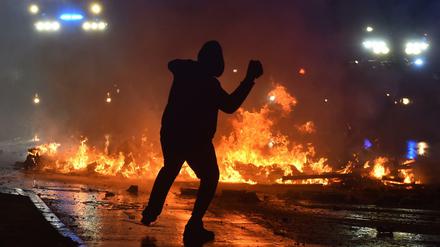 Krawallnacht: Ein Randalierer wirft in Hamburg einen Stein in Richtung der Polizei.