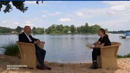 Sieben Minuten lang redete Andreas Kalbitz, Chef der Brandenburger AfD, im RBB Fernsehen.